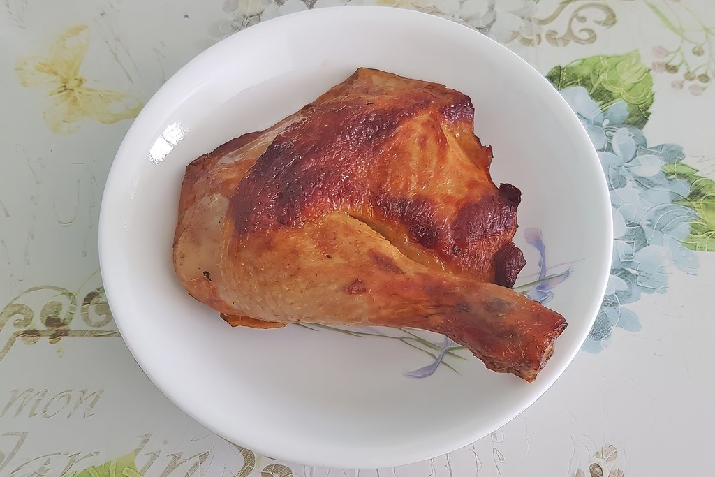 Desenli Masa Üzerinde Beyaz Kasede Fırın Tavuk Butu ve Lezzetli Sunum