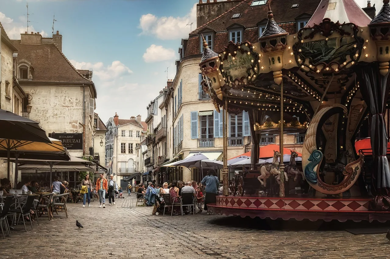 Dijon şehir merkezindeki tarihi atlıkarınca ve sokak