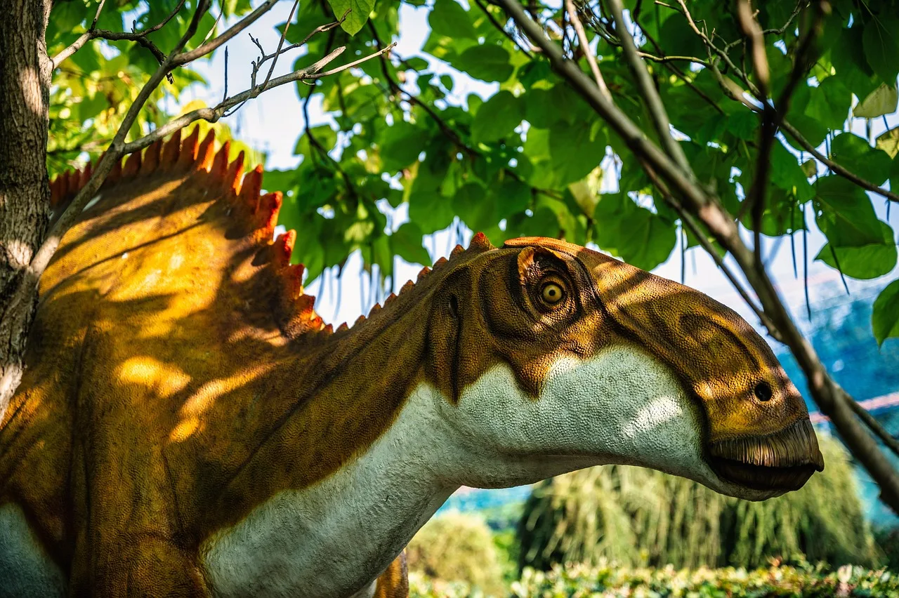 Dinozor replikası ormanlık alan fotoğrafı - tarih öncesi canlı
