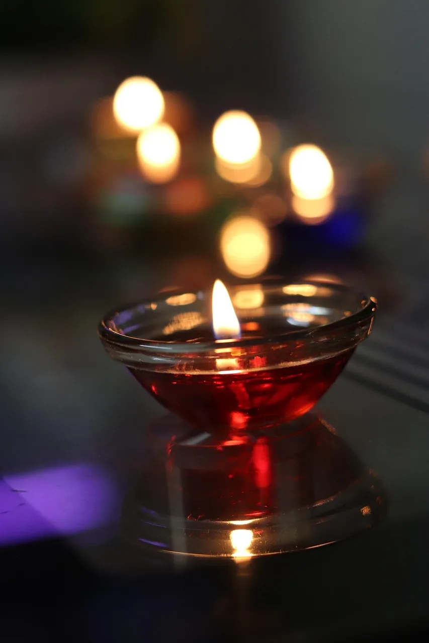 Diwali kutlaması mum ışığıyla süslenmiş