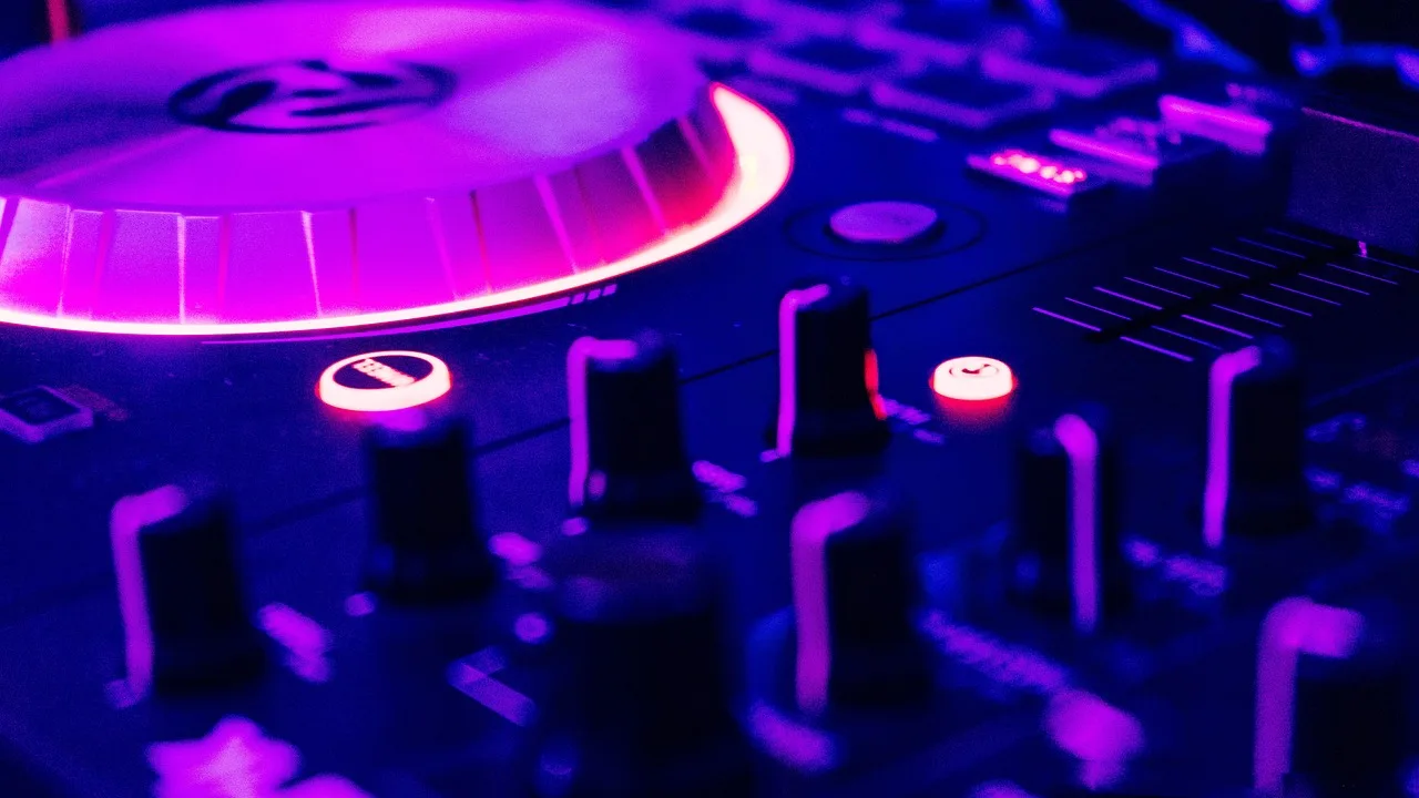 DJ ekipmanlarıyla neon gece - disko atmosferi