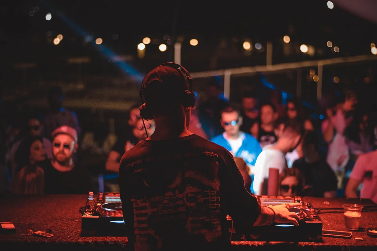 DJ eşliğinde gece partisi - renkli dans