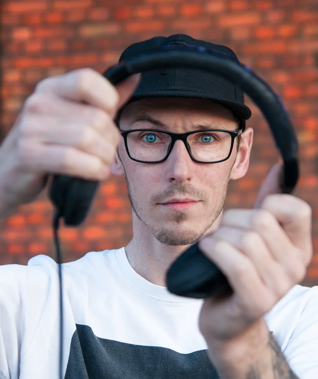 DJ kulaklık takan adam - modern müzik sahnesi