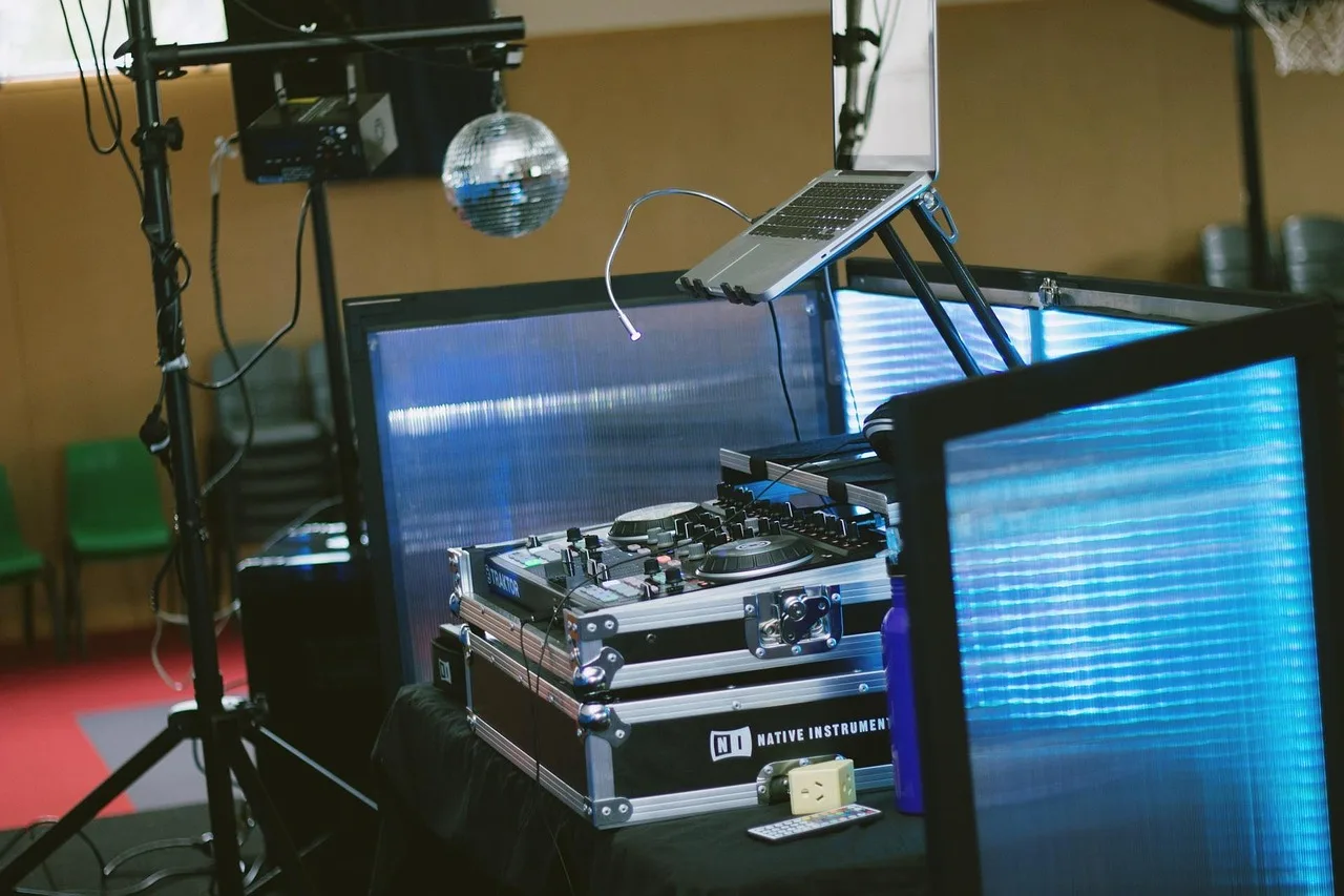 DJ performansı gece kulübü sahne fotoğrafı