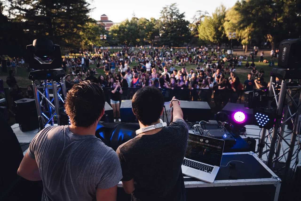 DJ performansı genç kalabalıkla enerjik festival