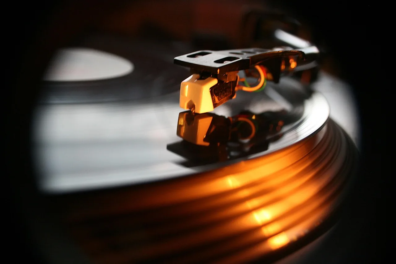 DJ plak çalar ve mixer ekipmanı - gece kulübü sahnesi