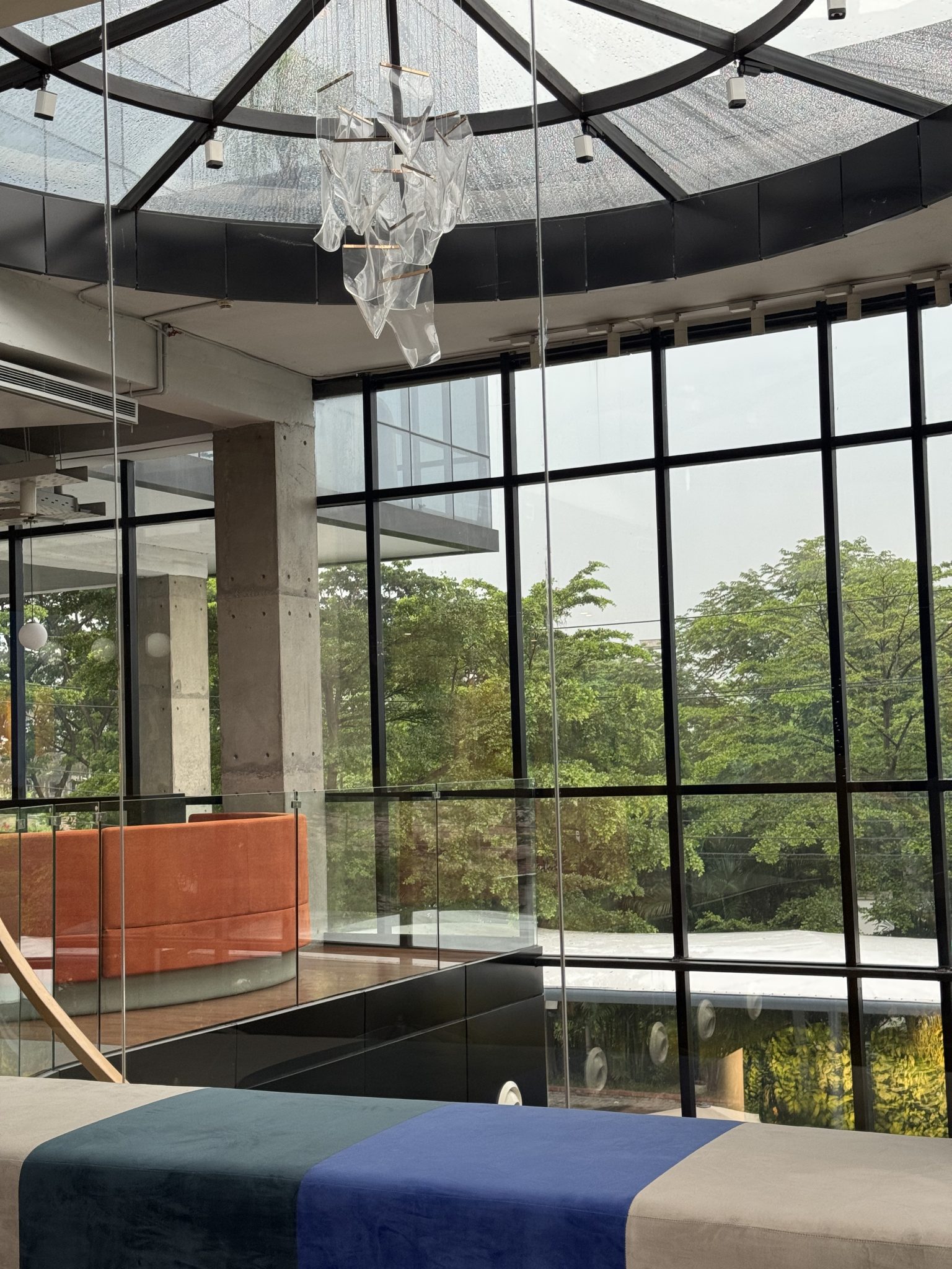 Doğa Manzaralı Modern Atrium: Cam Cephe ve Lüks Otel Lobisi