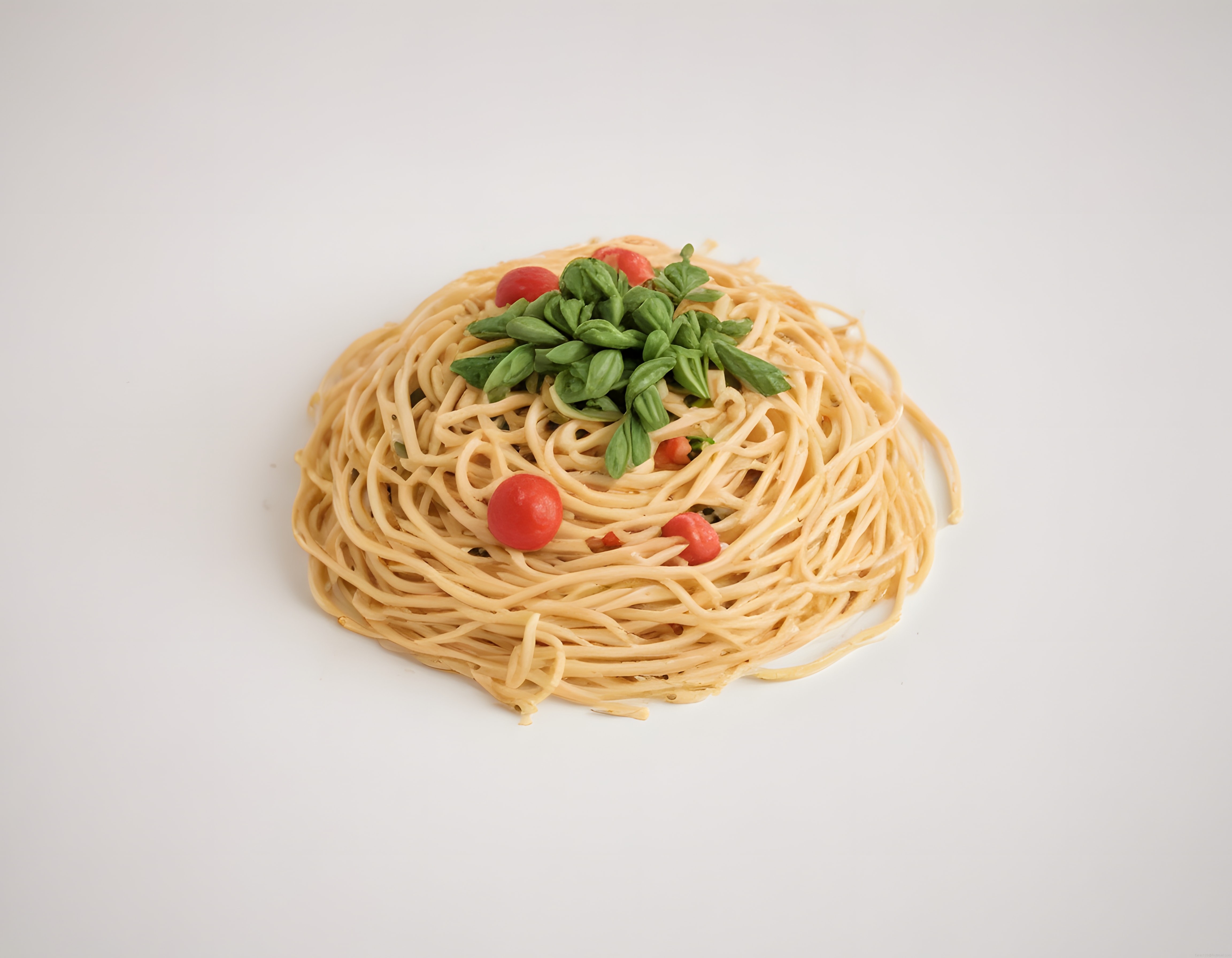 Doğal Fesleğen Yapraklarıyla Süslenmiş Taze Spagetti ve Kremalı Domates Sosu