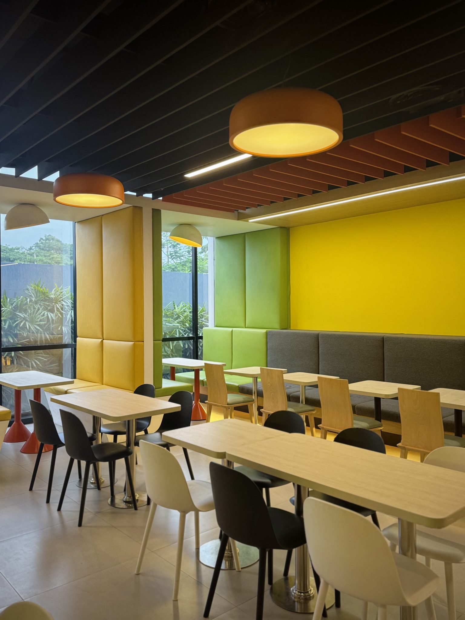 Doğal Işıklı ve Canlı Renklerle Tasarlanmış Modern Kafeterya İç Mekanı