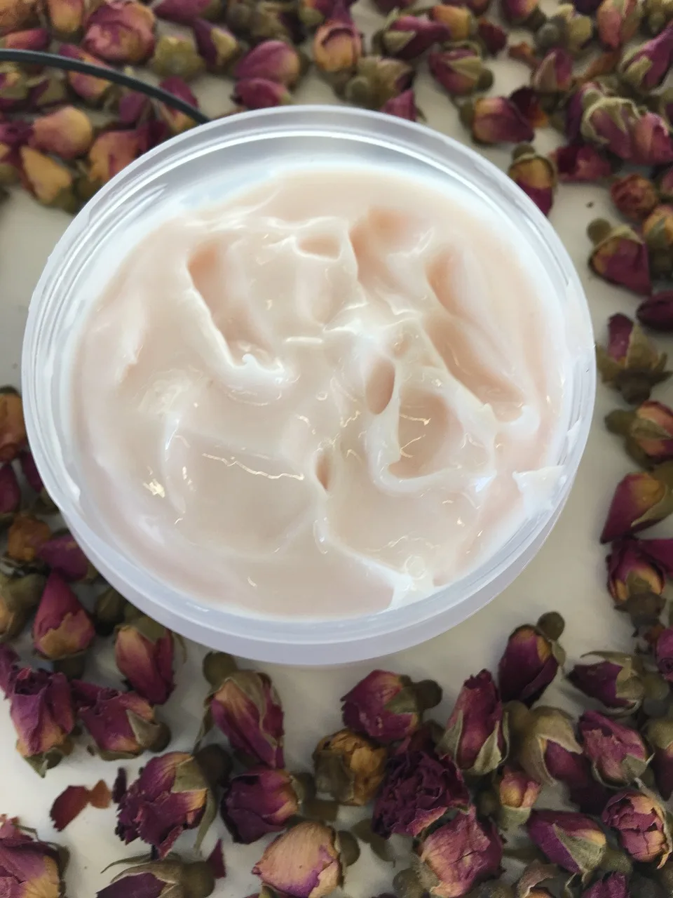 Doğal krema ve çiçekli serum - yaz şıklığı