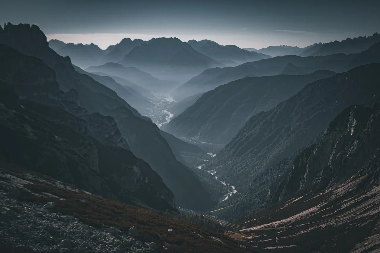 Dolomit Dağları sisli vadili orman manzarası