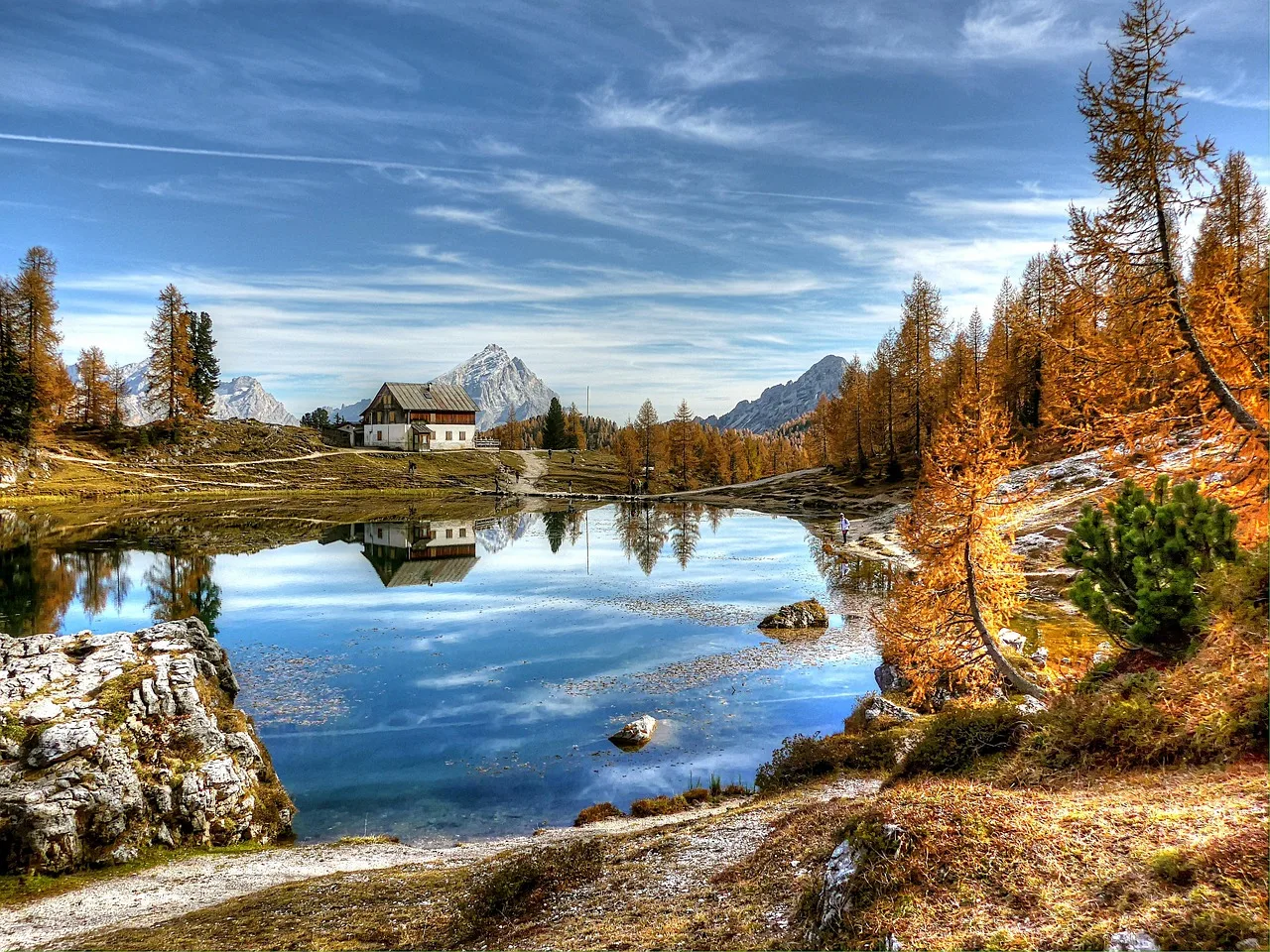 Dolomit dağları ve Lago Federa gölü manzarası