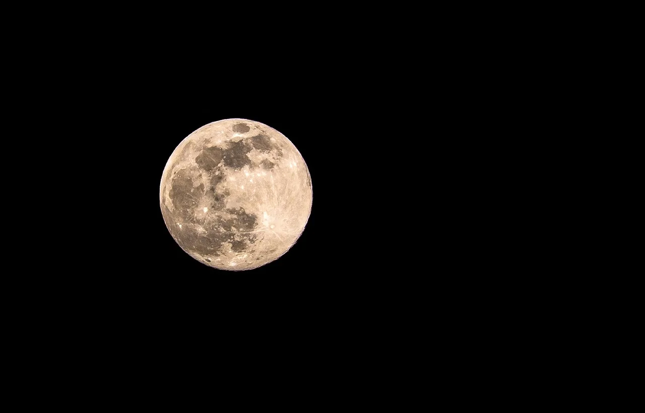 Dolunay ışığında gece gökyüzü manzarası - astronomi temalı
