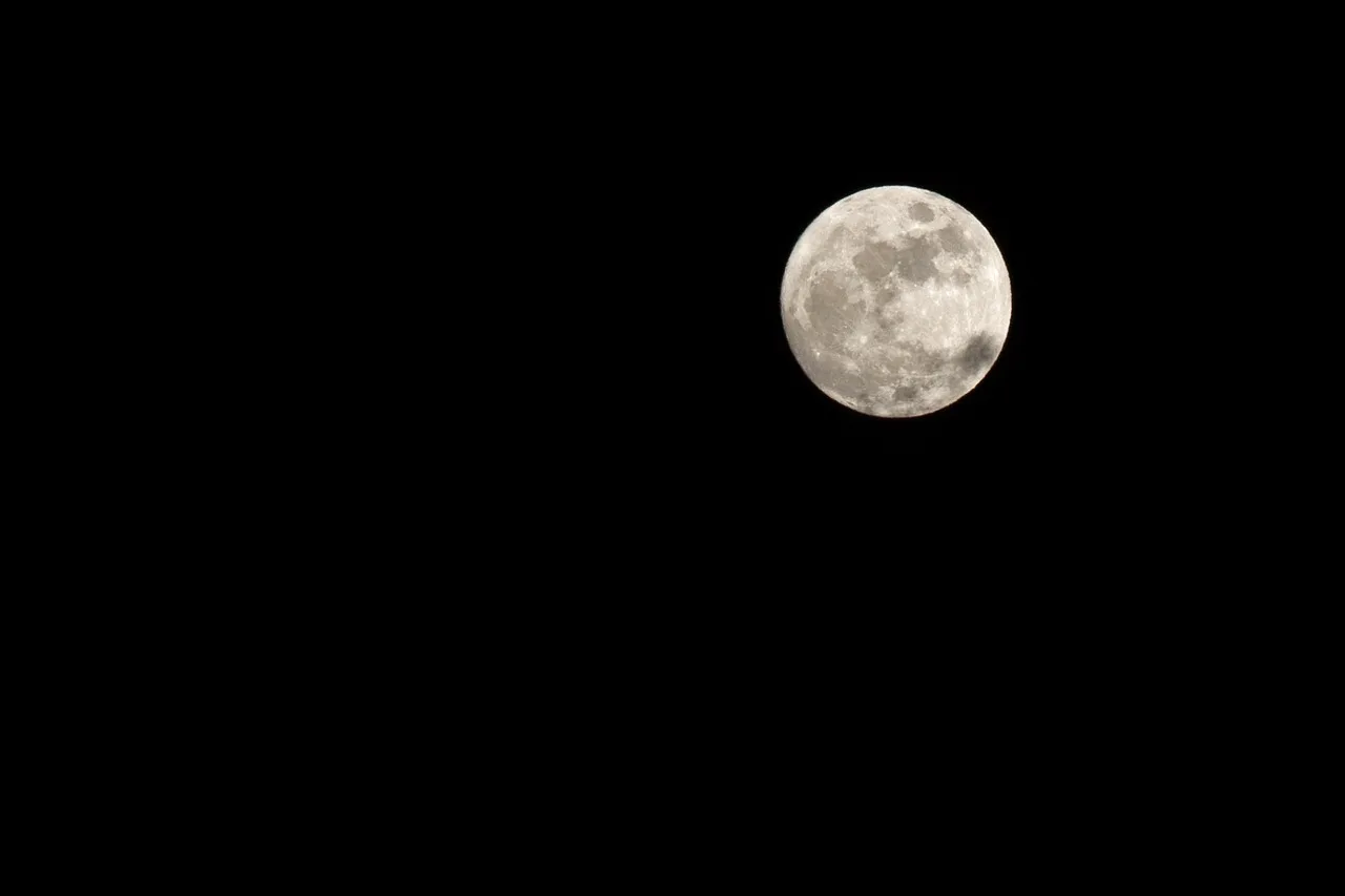 Dolunaylı gece gökyüzü - sonsuzluk ve kraterler