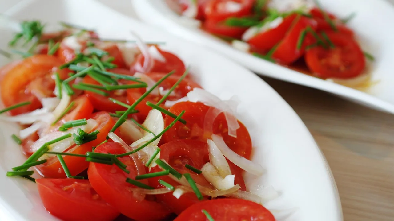 Domates salatası taze sebzelerle sağlıklı beslenme