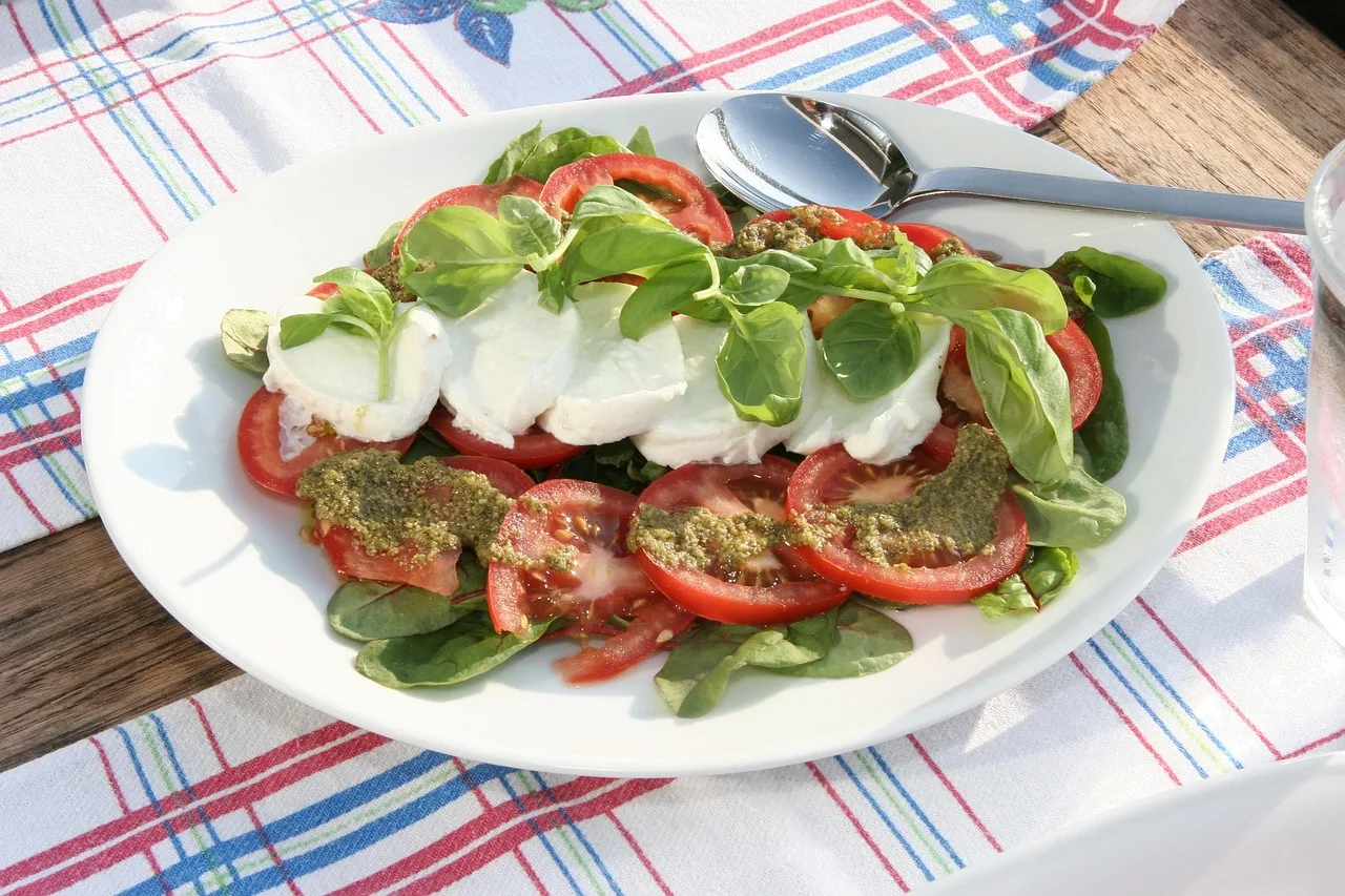 Domates ve mozzarella salatası - taze fesleğenli