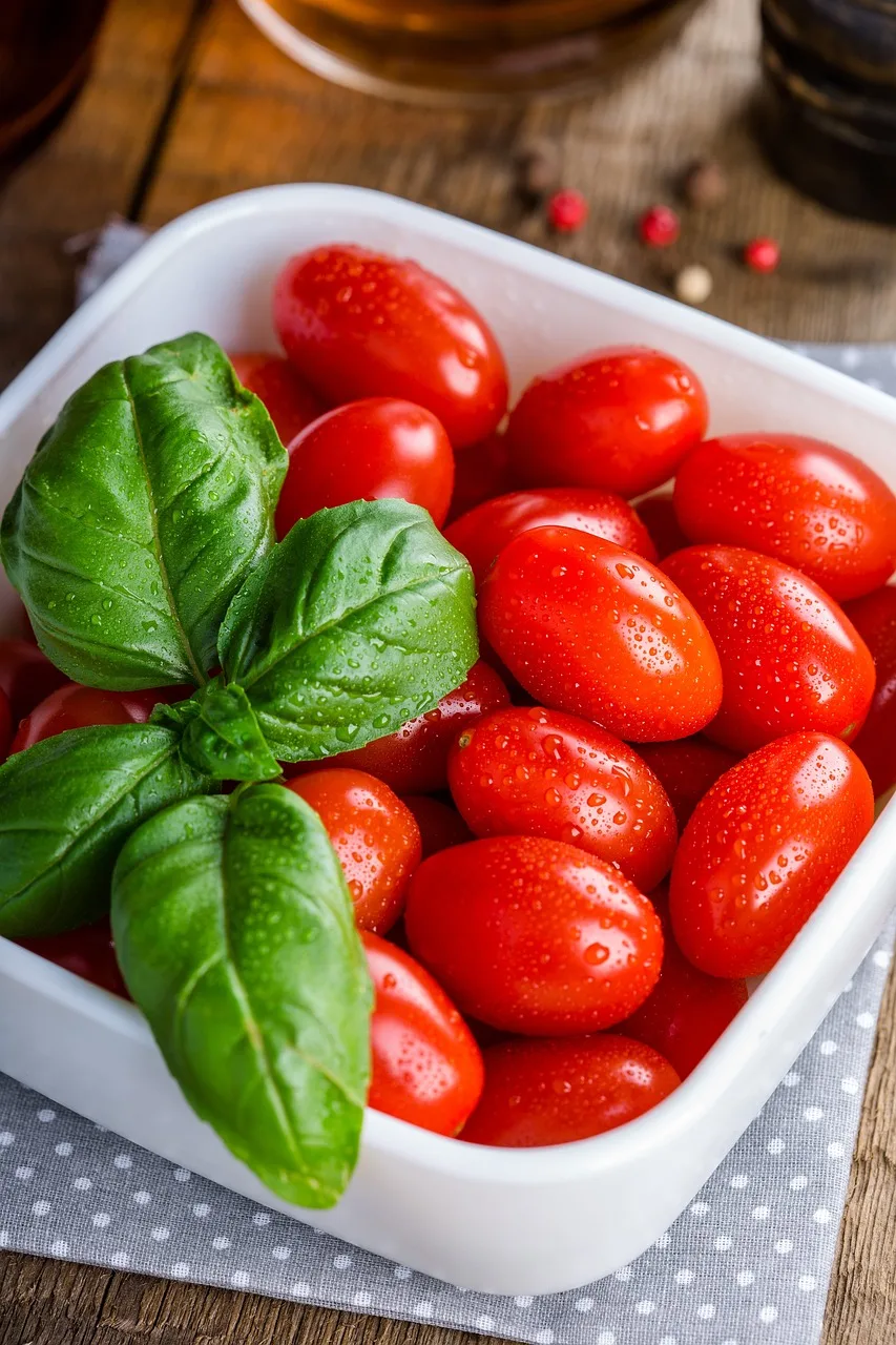 Domateslu organik salata - taze baharatlı