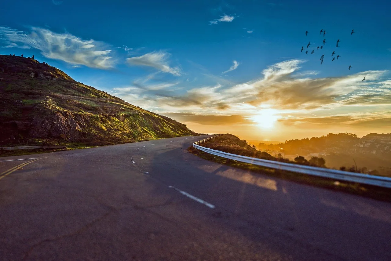 Dönerek yol ve güneşli dağ manzarası - seyahat fotoğrafı
