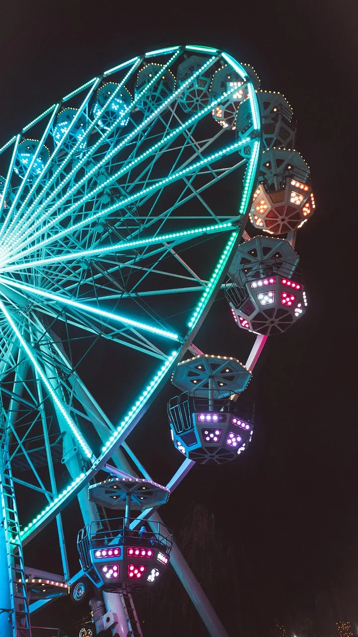 Dönme dolap gece ışıkları - lunapark manzarası