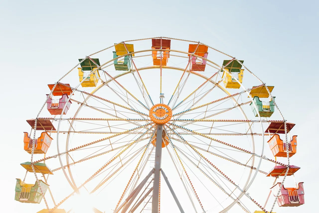 Dönme dolap lunaparkta renkli eğlence anı