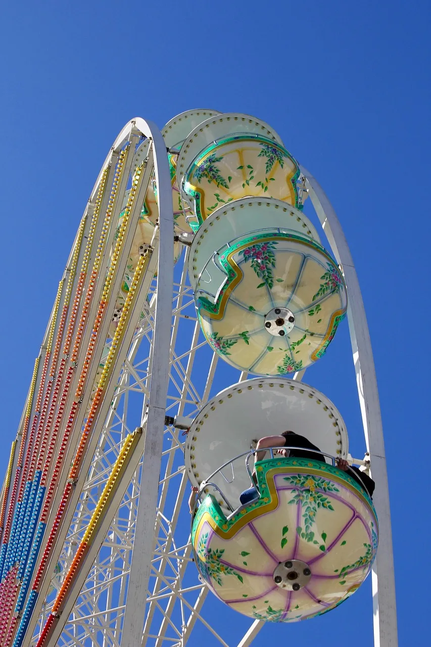 Dönme dolap ve lunapark eğlencesi - renkli fotoğraf