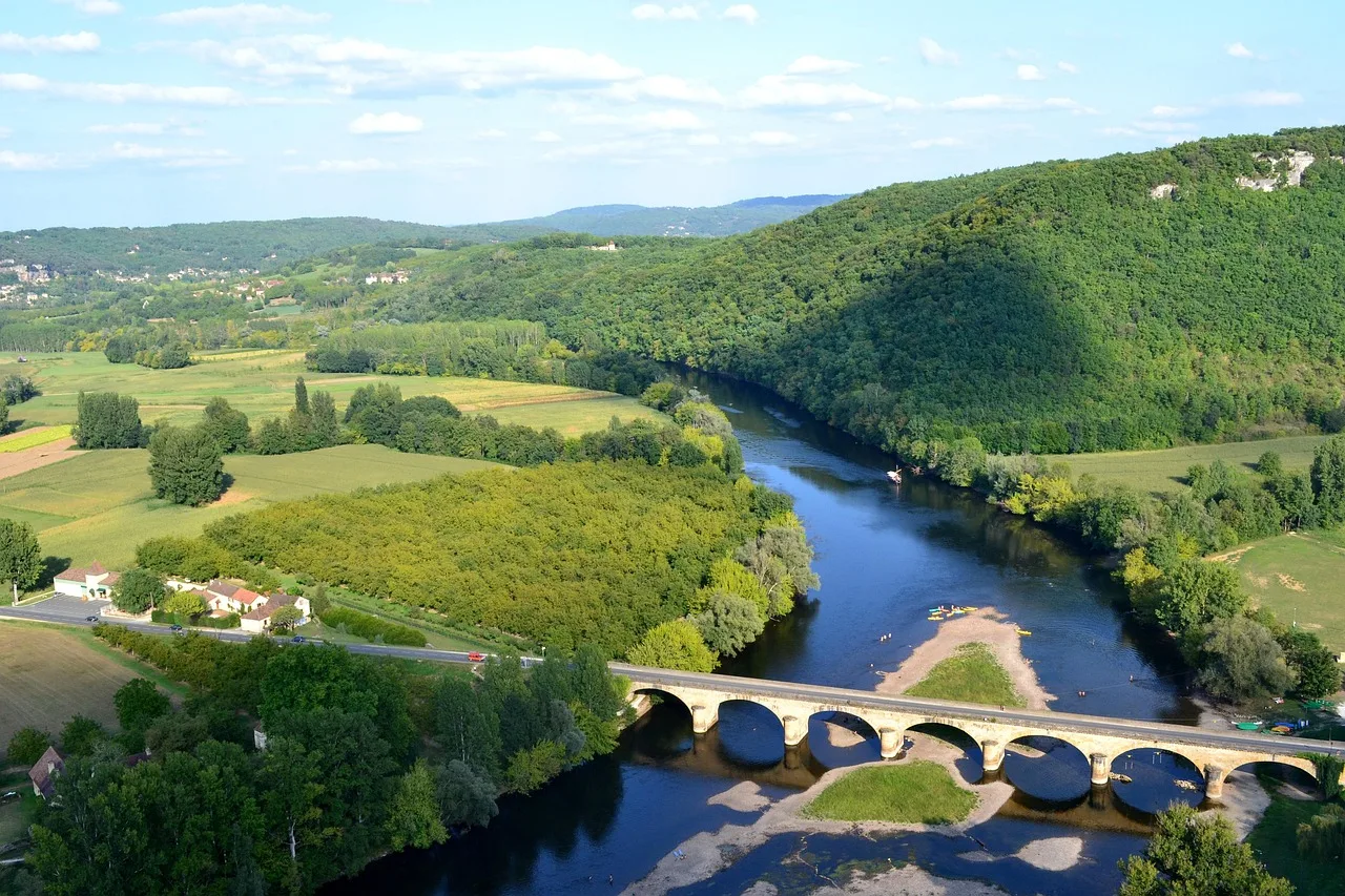 Dordogne vadisi köprülü ada manzarası