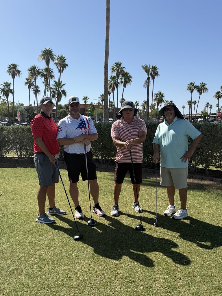 Dostlarıyla Golf Oynayan Dört Arkadaşın Palmiye Ağaçları Arasındaki Keyifli Anısı Dostlarıyla Golf Oynayan Dört Arkadaşın Palmiye Ağaçları Arasındaki Keyifli Anısı