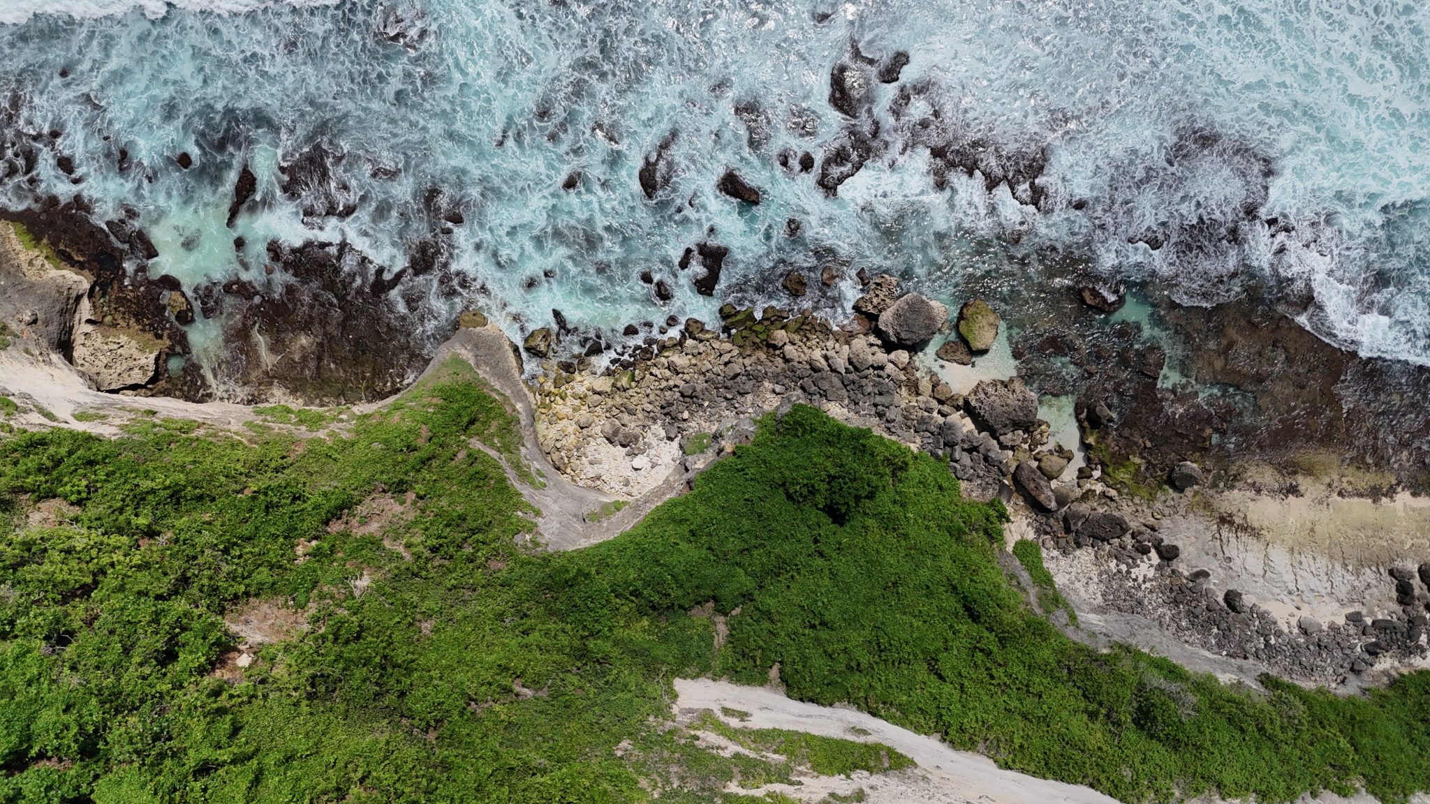 Drone ile Çekilmiş Turkuaz Deniz, Kayalık Sahil ve Yeşil Bitki Örtüsü Manzarası