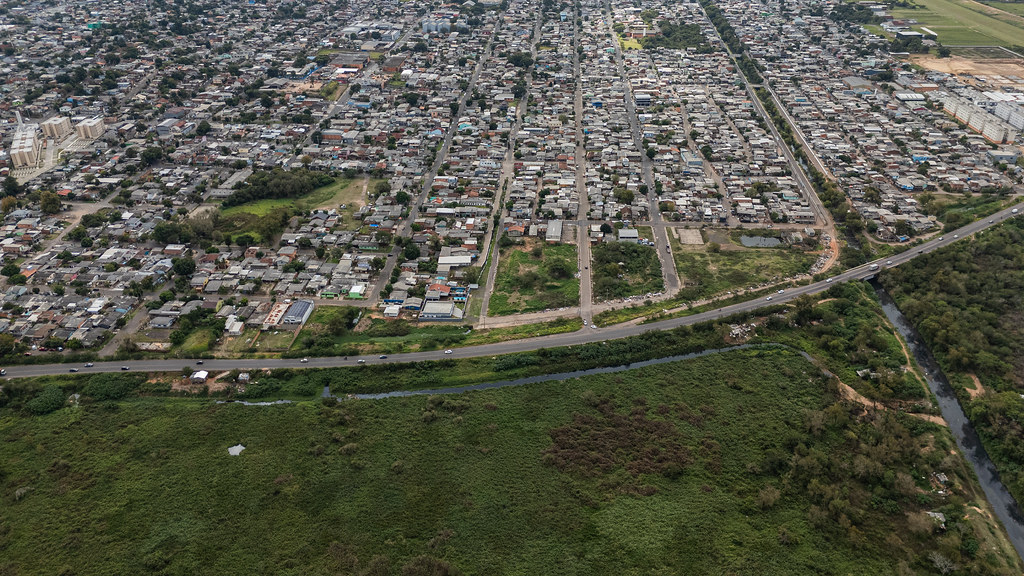 Droneden Çekilmiş Şehir Merkezi ve Bitişiğindeki Geniş Yeşil Alan Manzarası