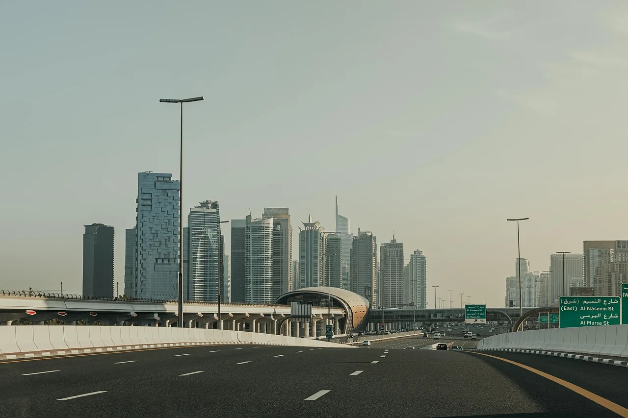 Dubai Jumeirah Lake Towers silüeti - modern gökdelenler
