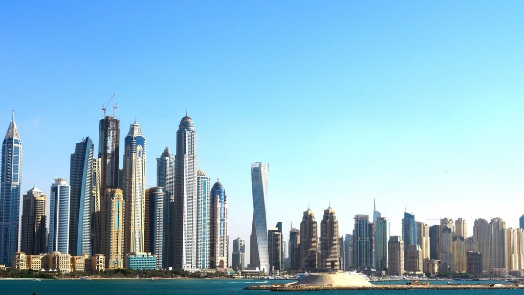Dubai Marina Gökdelenleri ve Mavi Gökyüzü Altında Modern Şehir Manzarası