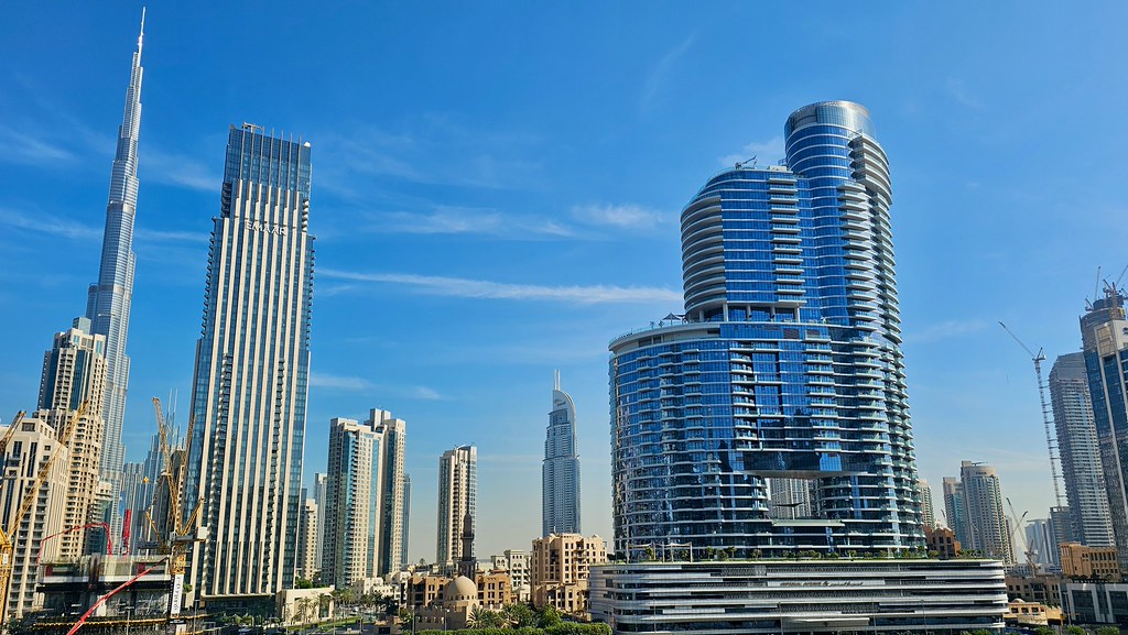 Dubai'nin Gökdelenleri: Burj Khalifa ve Mavi Gökyüzünde Modern Şehir Manzarası