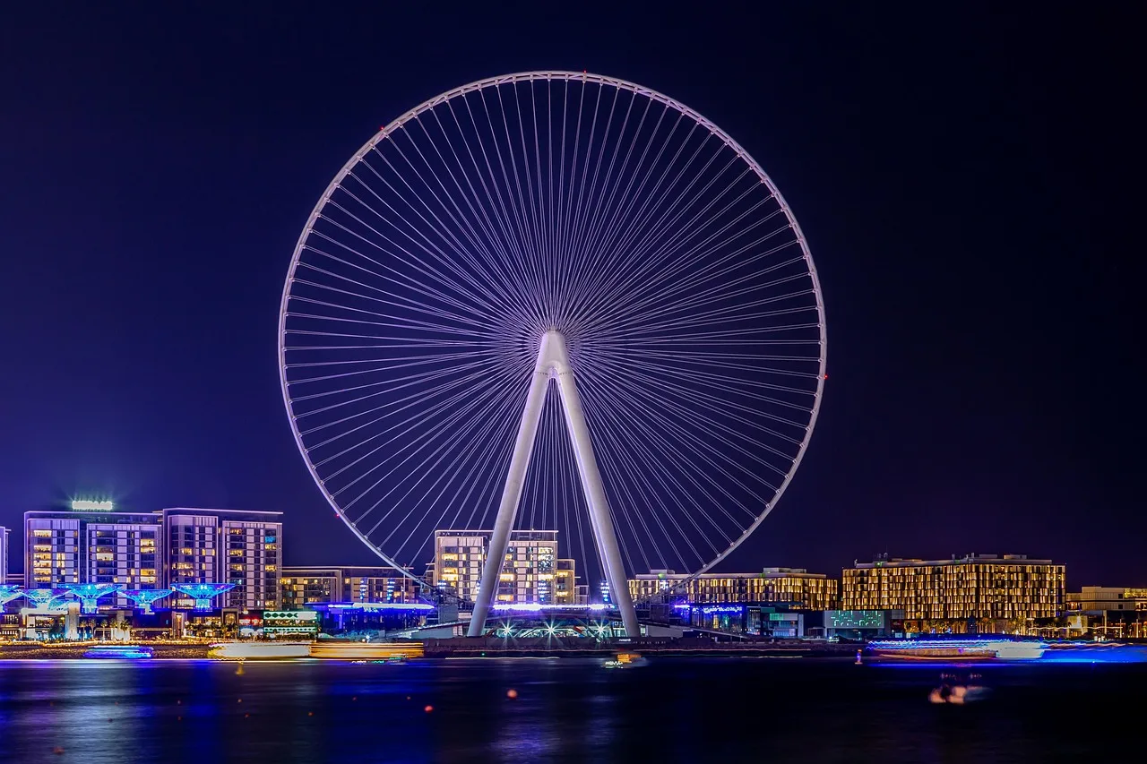 Dubai şehir silüeti gece aydınlatma fotoğrafı