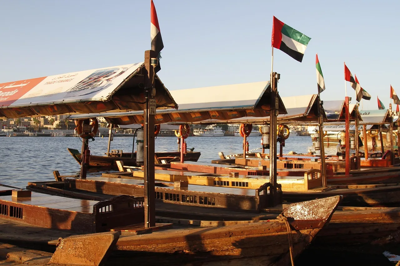 Dubai turkuaz sularında kahverengi tekne