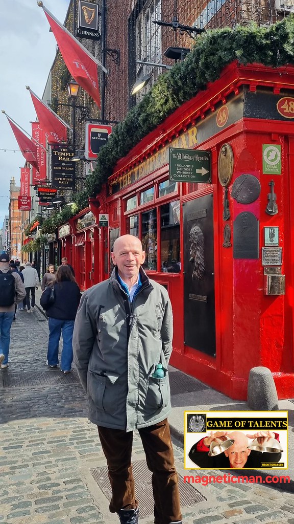 Dublin Temple Bar'da Tarihi Pub Arka Planlı Avrupa Seyahat Portresi