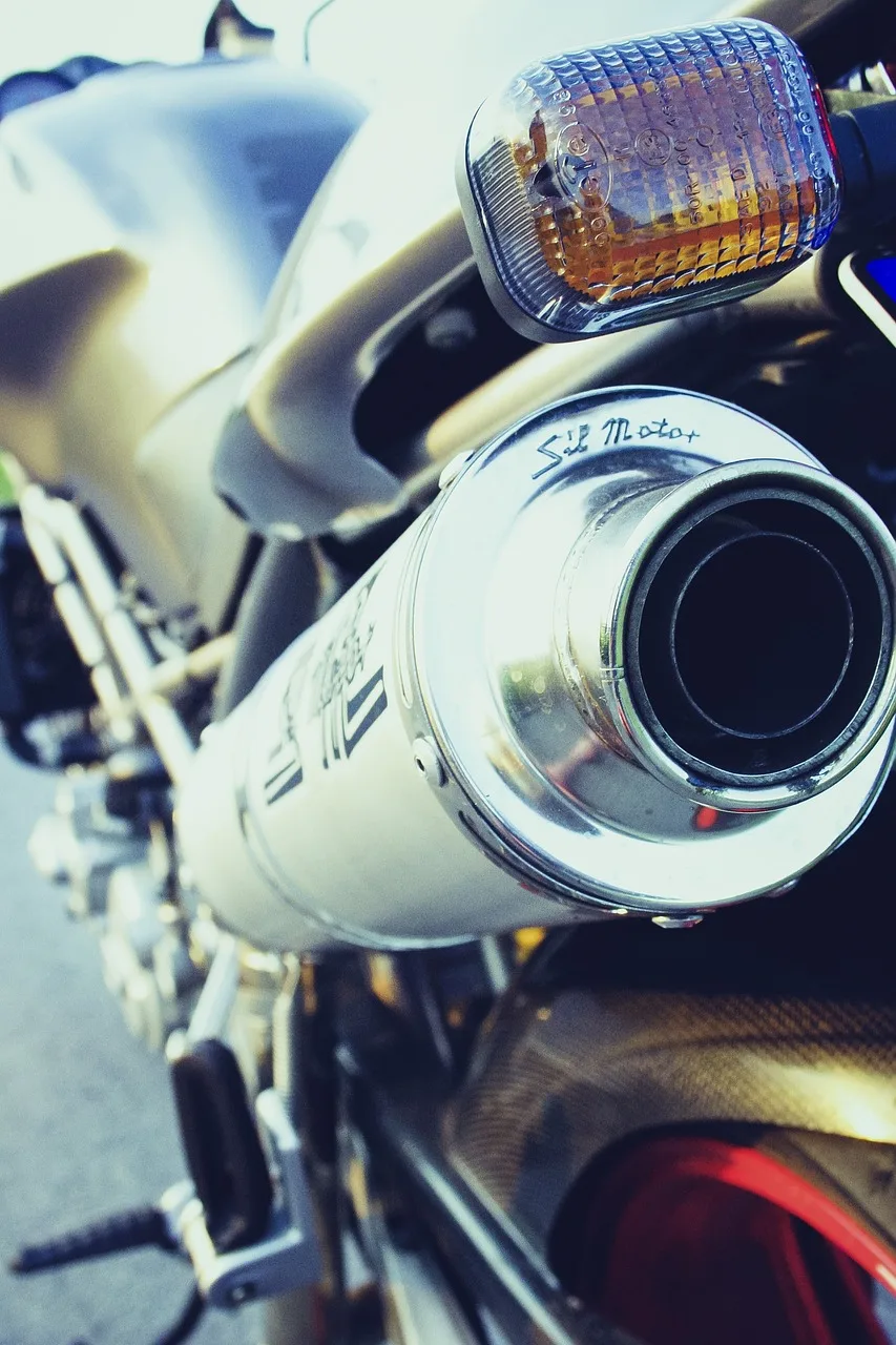 Ducati monster motosiklet detaylı egzoz fotoğrafı