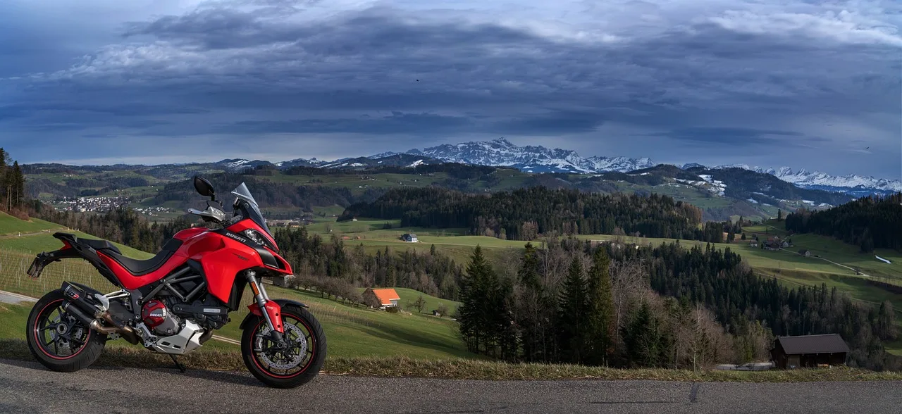 Ducati Multistrada motosiklet yolda hareket halinde