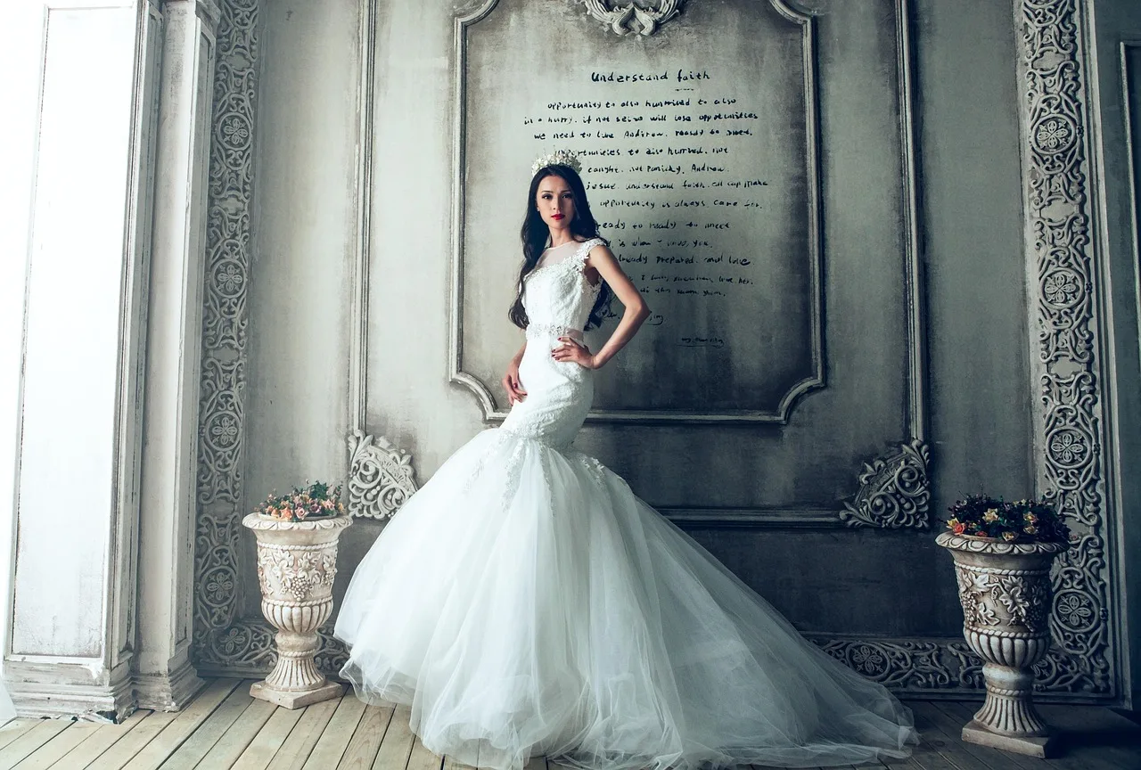 Düğün elbisesi beyaz gelin portresi - lüks moda