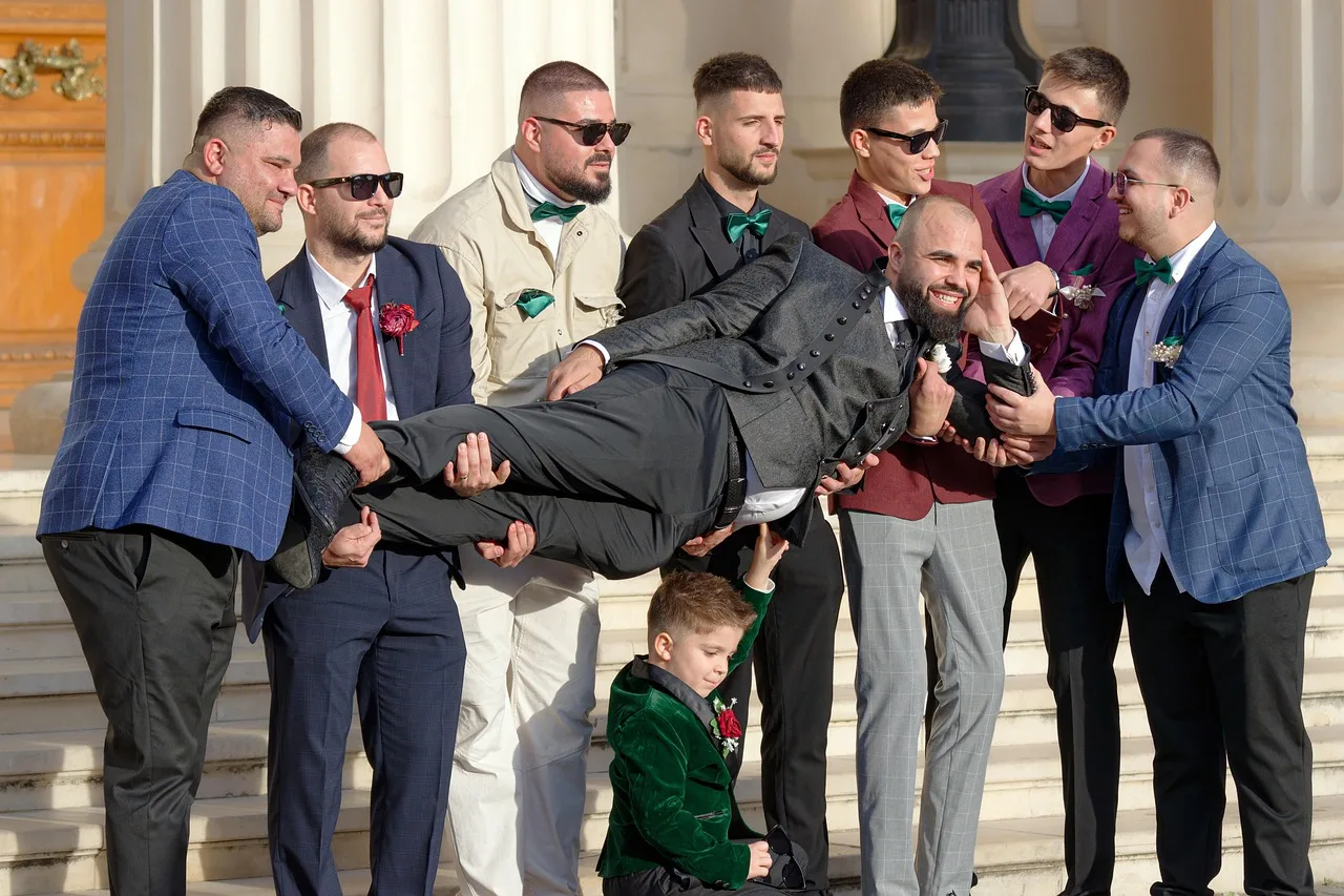 Düğün öncesi neşeli damat arkadaşları - grup fotoğrafı