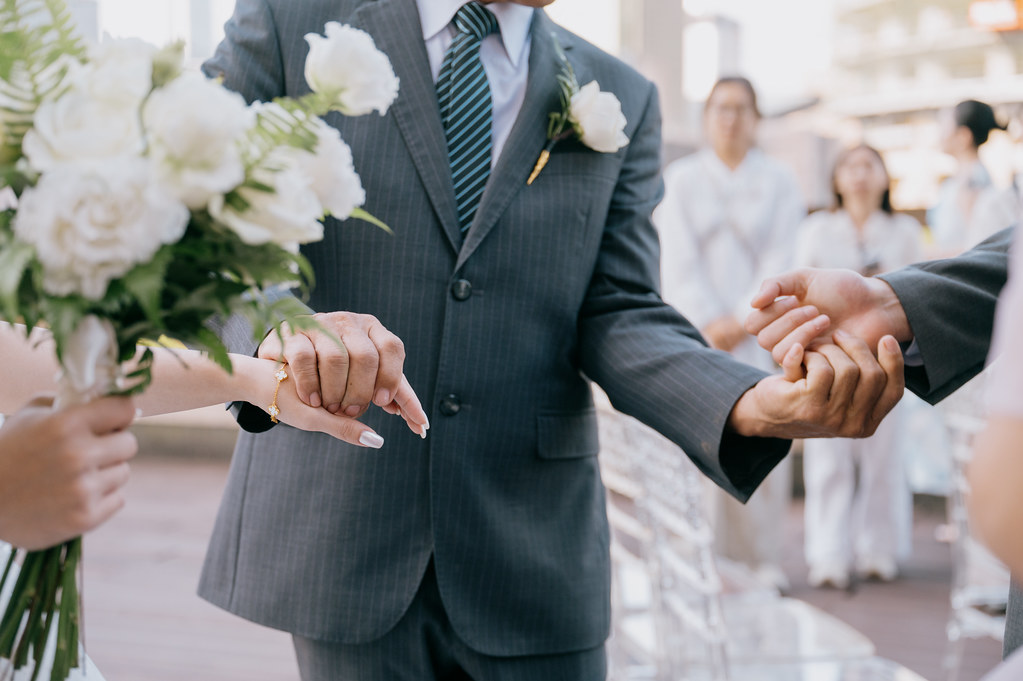 Düğün Töreninde Dokunaklı An: Gelin ve Damat Birbirine Umutla Bağlanıyor