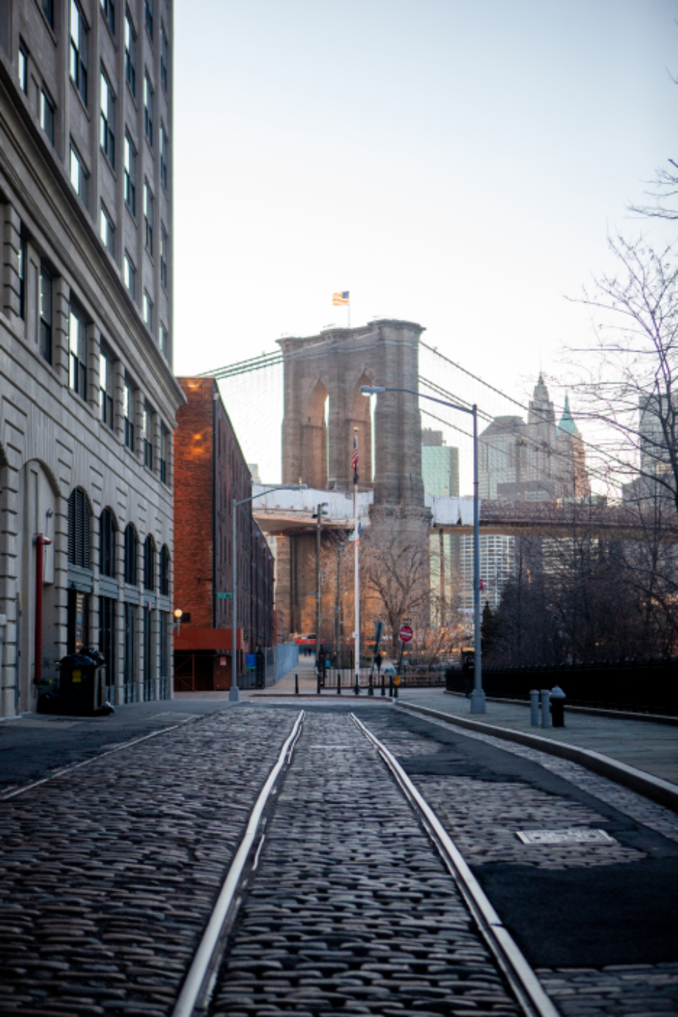 Dumbo Bölgesinden Brooklyn Köprüsü ve Parke Taşlı Sokak Manzarası