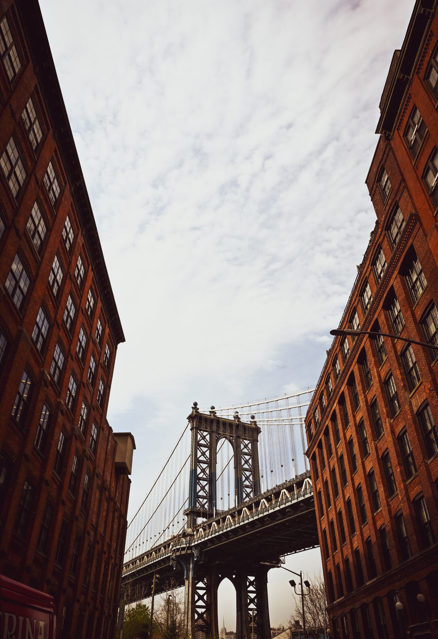 DUMBO'dan Büyüleyici Manhattan Köprüsü Manzarası ve Tarihi Tuğla Binalar