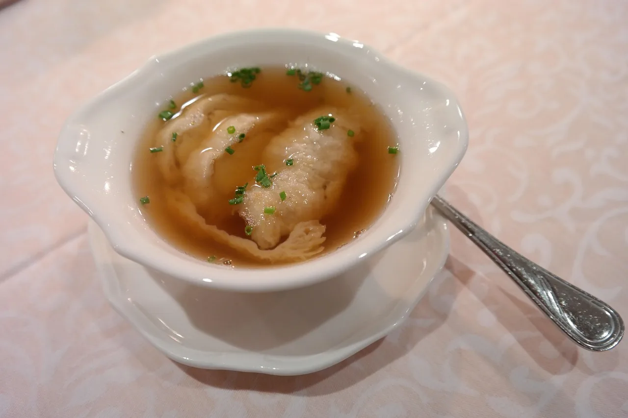 Dumpling çorbası sıcak başlangıç - lezzetli atıştırmalık