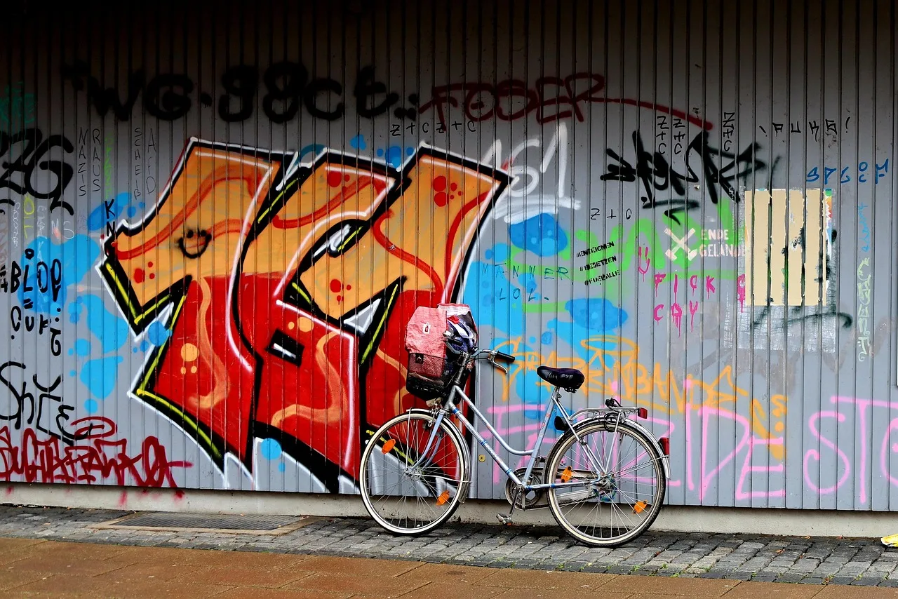 Duvar graffiti muralı - renkli sokak sanatı