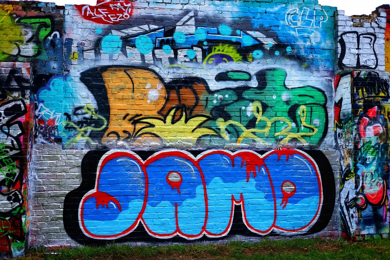 Duvar üzerinde sokak sanatı grafiti çalışması - renkli boya