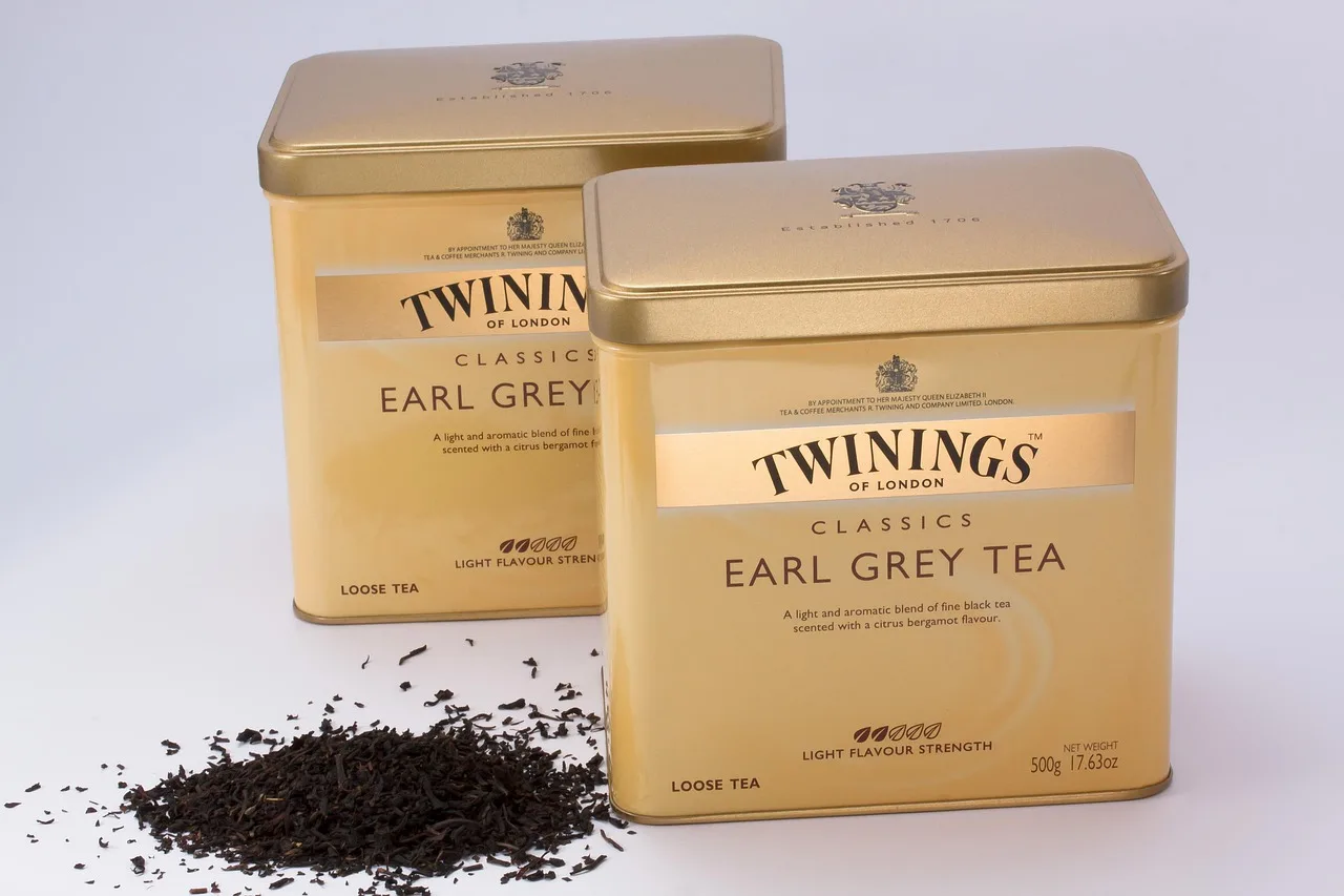 Earl Grey çay kutusu ve siyah çay yaprakları