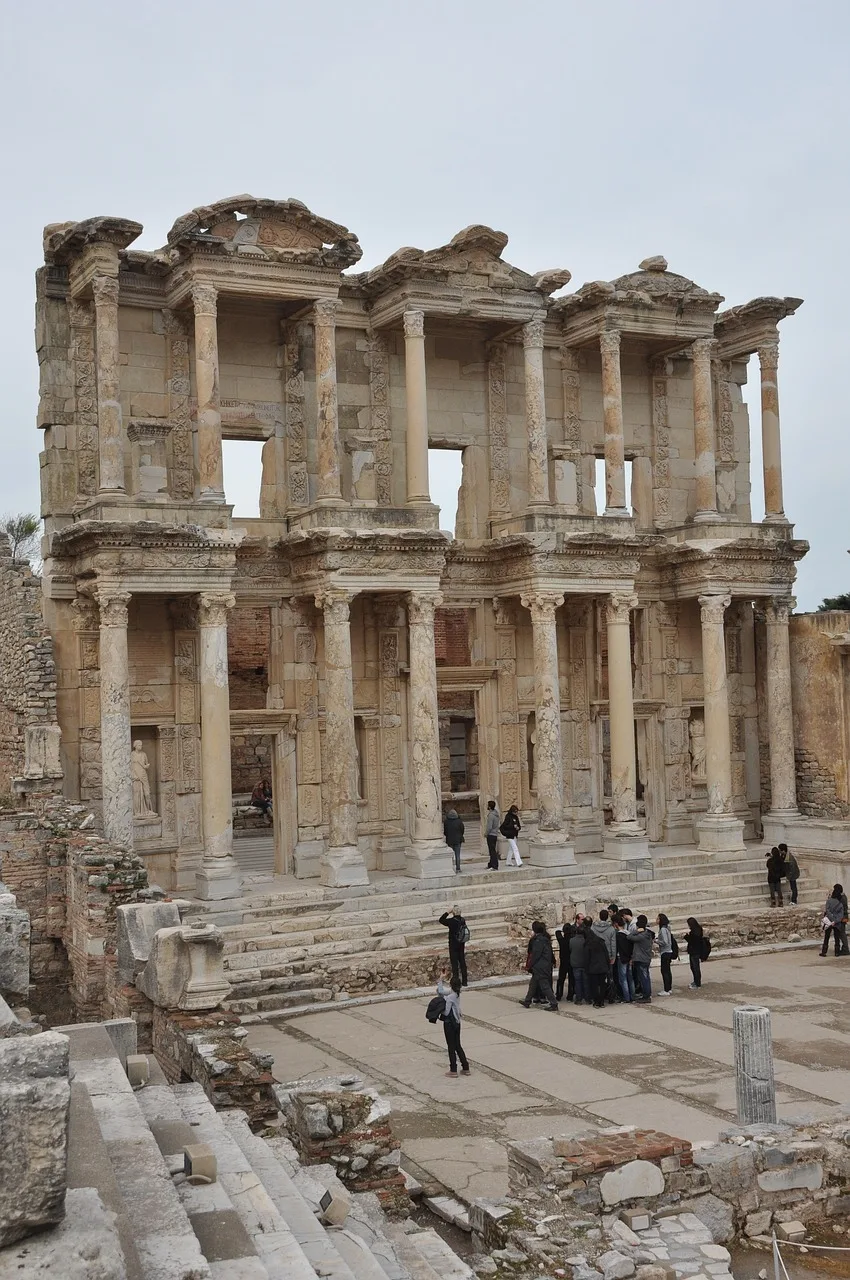 Efes antik kenti Celsus Kütüphanesi cephesi tarihi mimari