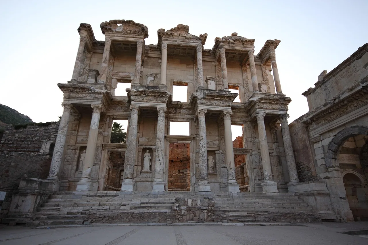Efes antik kütüphanesi tarihi Türkiye fotoğrafı