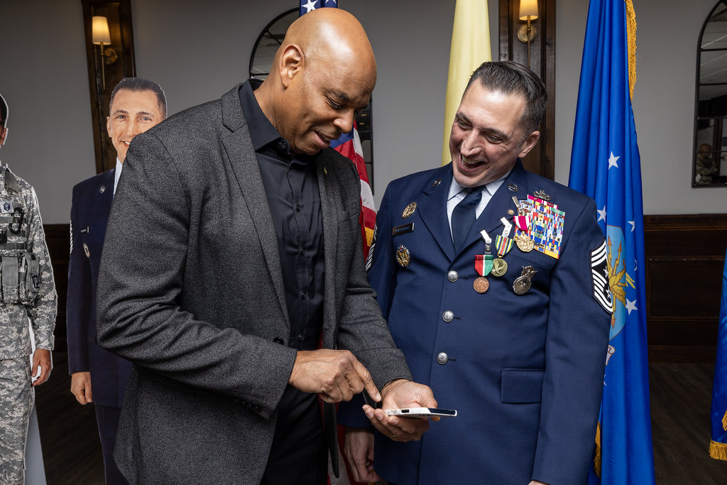 Efsane Basketbolcu Charles Barkley Hava Kuvvetleri Personeliyle Görüştü