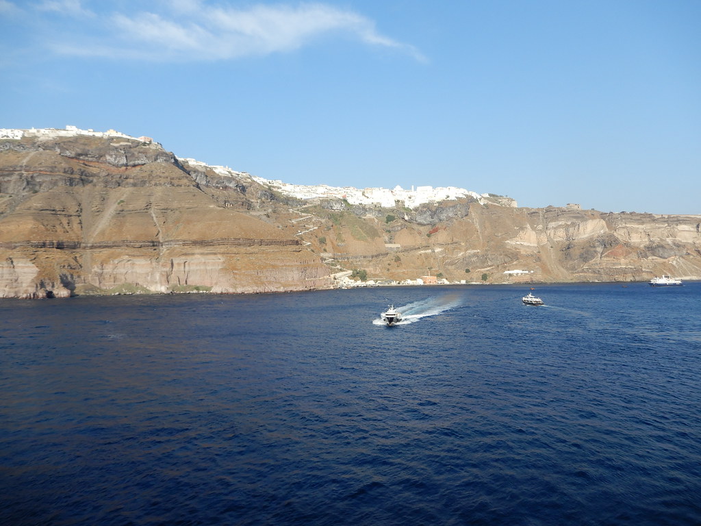 Ege Denizi'nden Santorini Manzarası: Beyaz Evler, Mavi Sular ve Tekneler